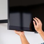 jak zdjąć telewizor z uchwytu