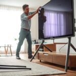 Jak zamontować nóżki do telewizora Samsung