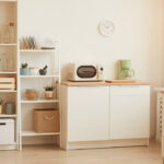 Jakie urządzenia kuchenne wybrać do małej kuchni w stylu retro Mała kuchnia w stylu retro wymaga wyjątkowo przemyślanych decyzji projektowych, ponieważ każdy element wyposażenia wpływa jednocześnie na funkcjonalność i estetykę wnętrza. Styl inspirowany latami 50. i 60. kojarzy się z charakterystycznymi kształtami, pastelowymi kolorami i zaokrąglonymi liniami, które powinny tworzyć spójną całość. W niewielkiej przestrzeni łatwo jednak o efekt wizualnego chaosu, jeśli urządzenia będą zbyt masywne lub niedopasowane stylistycznie. Właściwy dobór sprzętów pozwala zachować klimat retro, a jednocześnie zapewnić nowoczesny komfort użytkowania. Urządzenia kuchenne w tym stylu powinny być nie tylko dekoracją, lecz także realnym wsparciem w codziennym gotowaniu. Ważne jest również, aby ich rozmieszczenie nie ograniczało swobody ruchu i nie zaburzało ergonomii. Dzięki temu nawet niewielka kuchnia może stać się funkcjonalnym i estetycznym centrum domu. Jakie cechy powinny mieć urządzenia kuchenne do małej kuchni retro? Podstawową cechą sprzętów przeznaczonych do małej kuchni jest kompaktowy rozmiar, który pozwala zaoszczędzić cenną przestrzeń roboczą. W stylu retro istotna jest także forma, dlatego warto wybierać urządzenia o opływowych kształtach, z detalami nawiązującymi do wzornictwa sprzed kilku dekad. Kolorystyka powinna współgrać z meblami oraz dodatkami, co pozwala uniknąć wrażenia przypadkowości aranżacyjnej. Wysoka jakość wykonania przekłada się nie tylko na trwałość, lecz także na estetykę, która w stylu retro odgrywa kluczową rolę. Nowoczesne technologie ukryte w klasycznej obudowie umożliwiają wygodne użytkowanie bez rezygnacji z charakterystycznego wyglądu. Dobrym rozwiązaniem są również urządzenia wielofunkcyjne, które łączą kilka zastosowań w jednym sprzęcie, co sprzyja oszczędności miejsca. Inspiracji w zakresie stylistyki i rozwiązań funkcjonalnych warto szukać w ofercie takich marek jak Vintage Cuisine, które specjalizują się w sprzętach łączących estetykę retro z nowoczesnymi standardami technicznymi. Jakie urządzenia retro najlepiej sprawdzą się w niewielkiej kuchni? W małej kuchni kluczowe znaczenie ma wybór sprzętów, które nie dominują wizualnie przestrzeni, a jednocześnie spełniają podstawowe potrzeby użytkownika. Lodówka w stylu retro powinna mieć smukłą bryłę i umiarkowaną pojemność, co pozwala zachować proporcje wnętrza. Kuchenka lub płyta grzewcza o prostym designie umożliwia łatwe wkomponowanie jej w zabudowę meblową. Warto zwrócić uwagę na sprzęty wolnostojące, które mogą pełnić rolę dekoracyjnych akcentów, zamiast być ukryte w szafkach. Drobne urządzenia, takie jak czajniki, tostery czy ekspresy do kawy, powinny być utrzymane w spójnej stylistyce, aby całość prezentowała się harmonijnie. Szczególną rolę w niewielkiej kuchni odgrywa mikrofalówka, która pozwala szybko przygotować posiłki bez konieczności korzystania z dużego piekarnika. Odpowiednio dobrana mikrofala retro może stać się nie tylko praktycznym urządzeniem, ale także elementem dekoracyjnym podkreślającym charakter wnętrza. Dzięki temu kuchnia zachowuje swój styl, nie tracąc przy tym funkcjonalności. Jakie kolory urządzeń retro najlepiej pasują do małej kuchni? Kolorystyka urządzeń w stylu retro ma kluczowe znaczenie dla odbioru całej aranżacji, szczególnie w przypadku niewielkich kuchni. Jasne odcienie, takie jak kremowy, pastelowy błękit czy miętowa zieleń, optycznie powiększają przestrzeń i sprawiają, że wnętrze wydaje się lżejsze. Ciemniejsze barwy, na przykład bordo lub granat, mogą być stosowane jako pojedynczy akcent, jednak w nadmiarze mogą przytłaczać małe pomieszczenie. W stylu retro ważne jest także nawiązanie do kolorów charakterystycznych dla połowy XX wieku, co pozwala zachować autentyczność aranżacji. Urządzenia w spójnej tonacji barwnej pomagają stworzyć uporządkowaną kompozycję i uniknąć wrażenia chaosu wizualnego. Odpowiedni dobór kolorów wpływa nie tylko na estetykę, lecz także na komfort użytkowania kuchni, ponieważ jasne powierzchnie lepiej odbijają światło i poprawiają widoczność podczas przygotowywania posiłków. Jak dobrać urządzenia do małej kuchni w stylu retro, aby zachować spójność aranżacji? Dobór urządzeń do małej kuchni retro powinien być procesem opartym na konsekwencji stylistycznej oraz racjonalnym podejściu do dostępnej przestrzeni. Warto wybierać sprzęty utrzymane w jednej linii kolorystycznej lub pochodzące z tej samej kolekcji, co pozwala uniknąć wizualnego rozdrobnienia. Spójność wzornicza sprawia, że nawet kilka widocznych urządzeń nie przytłacza wnętrza, lecz tworzy uporządkowaną kompozycję. Istotne jest również dopasowanie gabarytów sprzętów do wielkości pomieszczenia, aby nie ograniczały one swobody korzystania z kuchni. Styl retro najlepiej prezentuje się w połączeniu z prostymi meblami oraz subtelnymi dodatkami, które nie konkurują z formą urządzeń. W efekcie kuchnia staje się przestrzenią zarówno praktyczną, jak i estetycznie dopracowaną. Odpowiedni dobór sprzętów pozwala zachować klimat dawnych lat, jednocześnie korzystając z udogodnień współczesnych technologii, co jest kluczowe dla komfortu codziennego użytkowania.